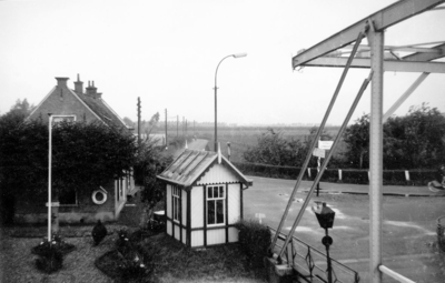 118430 Gezicht op IJsselsteinseweg te Jutphaas vanuit het slaapkamerraam van het huis van de fam. De Bie (naast de ...